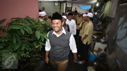 Bakal Calon Gubernur DKI dari PKS Muhamad Idrus saat tiba untuk acara buka puasa bersama warga dan santunan anak yatim di Kebon Sirih, Jakarta, Sabtu (18/6). Buka bersama tersebut dalam rangka menjalin silaturahmi. (Liputan6.com/Immanuel Antonius)