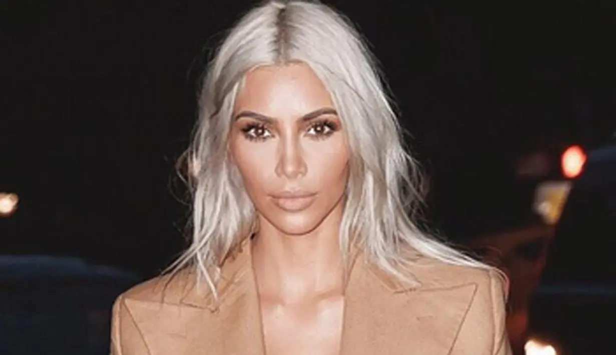 Popularitas Kim berawal dari video seksnya bersama Ray J tersebar pada tahun 2007 silam. Di tahun itu juga ia masih berteman baik dengan Paris Hilton, dan ia juga seringkali cocok disebut sebagai asisten seorang sosialita. (Instagram/kimkardashian)