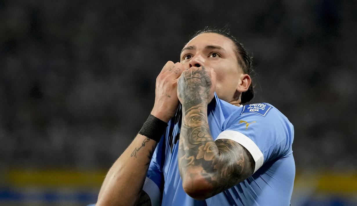 Selebrasi striker Timnas Uruguay, Darwin Nunez setelah mencetak gol kedua ke gawang Timnas Argentina pada laga lanjutan Kualifikasi Piala Dunia 2026 Zona Conmebol di La Bombonera Stadium, Buenos Aires, Argentina, Jumat (17/11/2023) pagi WIB. (AP Photo/Gustavo Garello)
