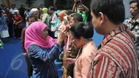 Mensos, Khofifah Indar Parawansa memberikan piagam di pembukaan peringatan HLUN di TMPNU Kalibata, Jakarta, Kamis (4/6/2015). Peringatan HLUN meningkatkan pemahaman dan Kemandirian sebagai cerminan kesejahteraan lansia. (Liputan6.com/Johan Tallo)