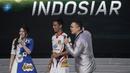 Pemain Mitra Kukar, Bayu Pradana bersiap duet nyanyi bareng Via Vallen pada acara peluncuran Liga 1 Indonesia di Studio 5 Indosiar, Jakarta, Senin (19/3/2018). Liga 1 nantinya akan diikuti oleh 18 klub. (Bola.com/Vitalis Yogi Trisna)