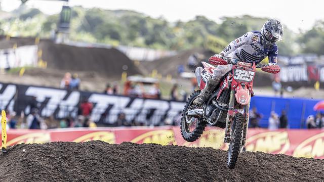 Aksi pembalap Indonesia Delvintor Alfarizi di MXGP Lombok 2024