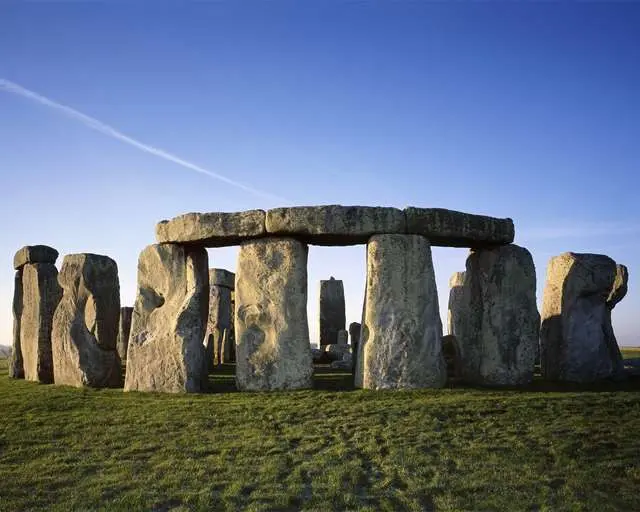 Benda bersejarah berupa susunan batu yang terbentuk secara alami akibat gempa bumi. Susunan batu ini berlokasi di Inggris