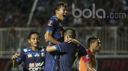 Pemain AremaFC, Adam Alis dan rekan-rekannya merayakan gol ke gawang PBFC pada laga Final Piala Presiden 2017 di Stadion Pakansari, Bogor, Minggu (12/3/2017). (Bola.com/Vitalis Yogi Trisna)