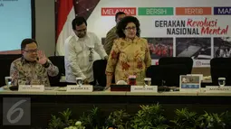 Menkes Nila Farid Moeloek (kanan) bersama Kepala Bappenas, Bambang Brodjonegoro bersiap mengikuti rapat tingkat Menteri di Kementerian Kemenko PMK) Jakarta, Kamis (30/3). Rapat membahas pengendalian Defisit DJS Kesehatan. (Liputan6.com/Faizal Fanani)