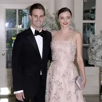 Kebahagiaan tengah bersama Miranda Kerr yang baru saja resmi dipersunting CEO Snapchat, Evan Spiegel. Pernikahan yang berlangsung secara privat ini hanya dihadiri keluarga dan teman-teman terdekatnya. (AFP/Bintang.com)