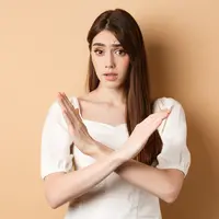 Wanita yang menyilangkan tangan di dada (Foto dok : Freepik/benzoix).