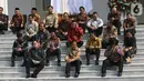 Sejumlah menteri Kabinet Indonesia Maju duduk di tangga saat Presiden Joko Widodo atau Jokowi  memperkenalkan para memperkenalkan mereka di Istana Merdeka, Jakarta, Rabu (23/10/2019). Kabinet Indonesia Maju akan membantu Jokowi-Ma'ruf pada periode 2019-2024. (Liputan6.com/AnggaYuniar)