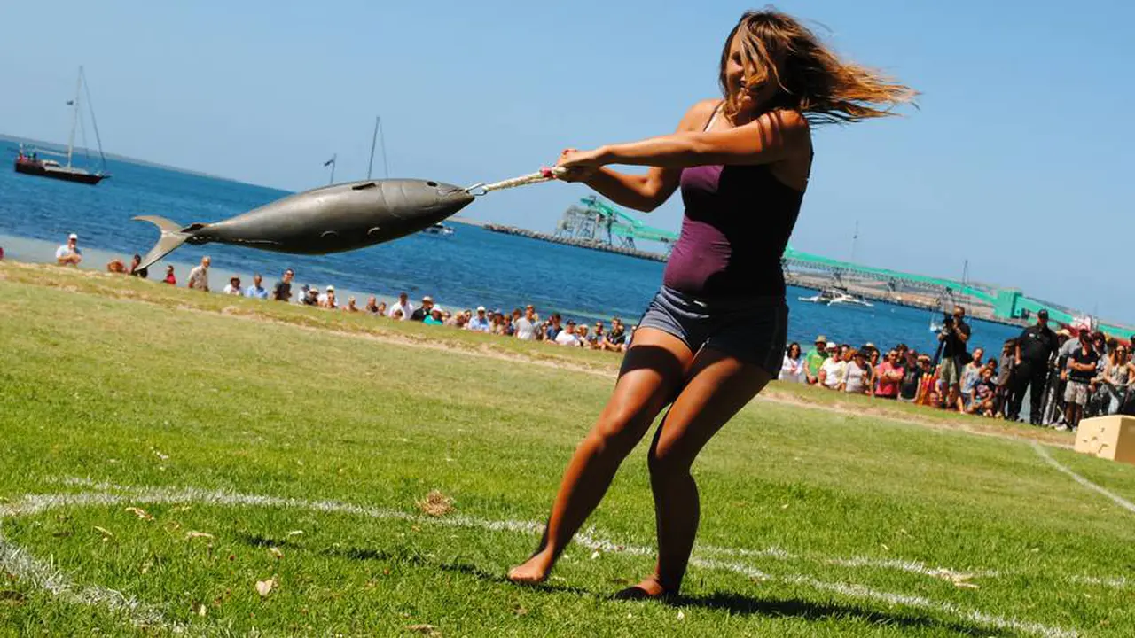 Uniknya Festival Lempar Ikan Tuna di Australia