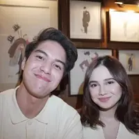 Keduanya bahkan kembali memperlihatkan kemesraan lewat pilihan busana yang serasi. Tampak El Rumi yang mengenakan kemeja lengan pendek warna putih dan celana panjang hitam. [@elelrumi/@maiaestiantyreal].