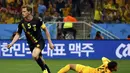 Selebrasi pemain belakang Belgia, Jan Vertonghen (kiri), usai menundukkan penjaga gawang Korea Selatan, Kim Seung-gyu, di laga penutup penyisihan Piala Dunia Grup H di Stadion Corinthians, Sao Paulo, (27/6/2014). (REUTERS/Paul Hanna)