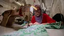 Pelaku UMKM binaan Dinas Koperasi, menyelesaikan produksi seragam sekolah di kawasan PIK Pulogadung, Jakarta, Jumat (3/7/2026). Permintaan seragam meningkat hingga kapasitas produksi mencapai 1.000 potong untuk berbagai pesanan. (Kapanlagi.com/Budy Santoso)