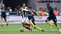Penyerang Juventus, Paulo Dybala berusaha membawa bola dari kejaran pemain Inter Milan pada lanjutan liga Italia di Stadion San Siro, Milan, (19/9). Inter Milan menang atas Juventus dengan skor 2-1. (Reuters/Giorgio Perottino)