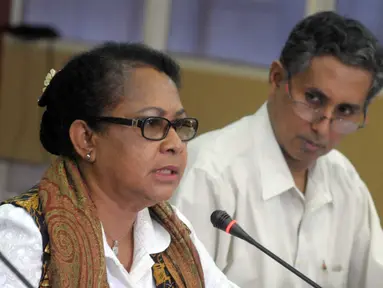 Menteri PP dan PA, Yohana Yambise menggelar konfrensi pers di Gedung Kementerian PP dan PA, Jakarta, Rabu (4/5). Yohana menanggapi kasus kekerasan yang berujung kematian seorang siswi SMP YN (14) di Bengkulu. (Liputan6.com/Helmi Afandi)