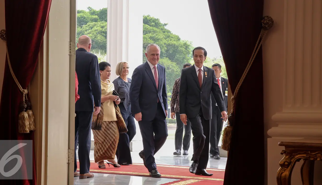 Presiden Joko Widodo bersama PM Australia, Malcolm Turnbull berjalan masuk kedalam Istana Merdeka, Jakarta, Kamis (12/11). Ini adalah kunjungan perdana Turnbull setelah terpilih menjadi PM Australia pada 14 September 2015. (Liputan6.com/Faizal Fanani)