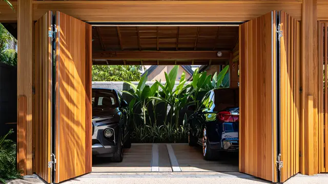 Carport untuk 2 Mobil dengan Pintu Lipat Wide (Foto: Reve Art AI)