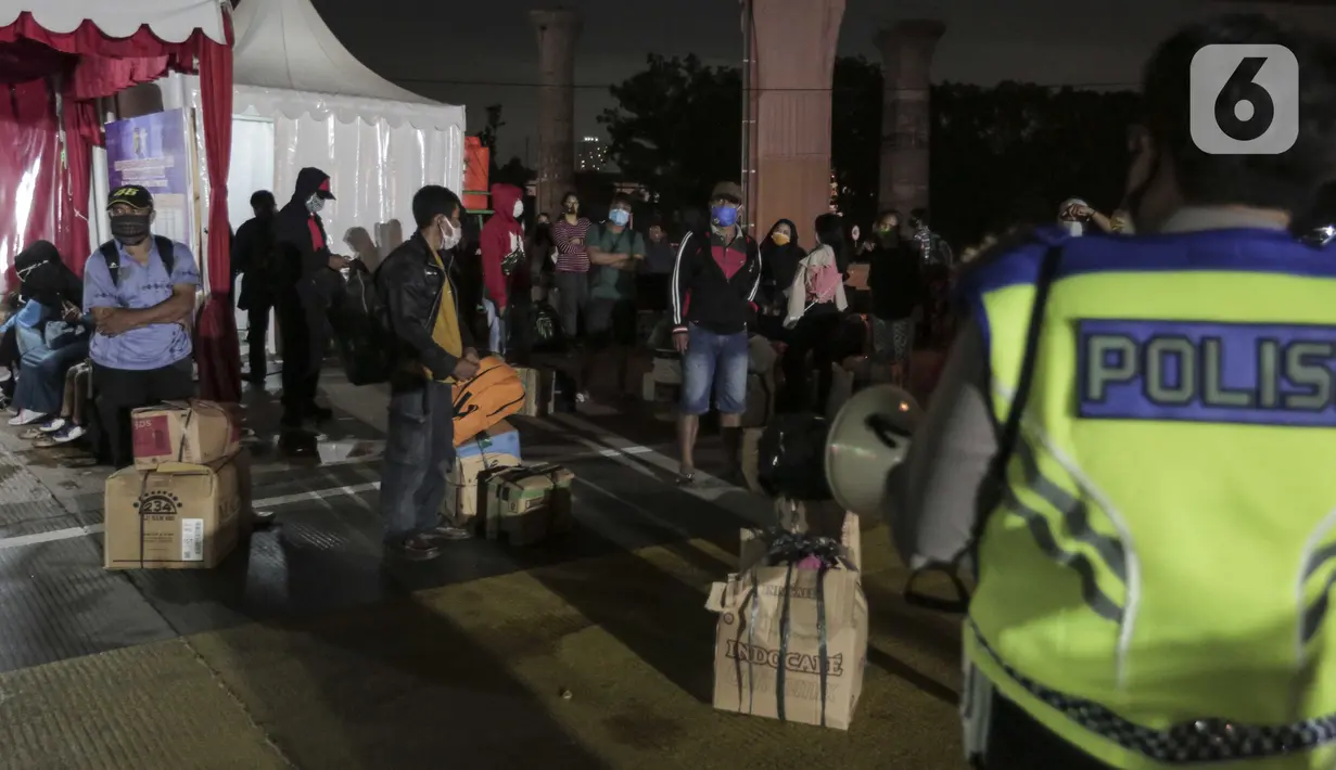 Sejumlah calon pemudik terjaring razia penyekatan di Pintu Tol Cikarang Barat, Bekasi, Jawa Barat, Sabtu (23/5/2020). Calon pemudik yang terjaring razia tersebut dibawa ke Terminal Pulogebang untuk kemudian diarahkan kembali menuju Jakarta. (Liputan6.com/Johan Tallo)