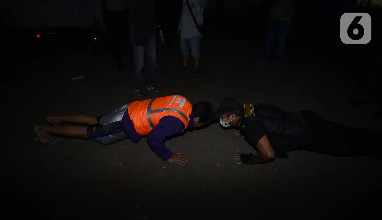 Pelanggar Operasi Yustisi mencegah penularan Covid-19 dihukum di Taman Perdamaian, Tangerang Selatan, Banten, Rabu (23/9/2020). Sebagai efek jera, warga yang tidak mengenakan masker diberi sanksi sosial berupa membersihkan toilet, menyapu, push up, dan denda Rp 50 ribu. (merdeka.com/Dwi Narwoko)