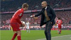 Josep Guardiola memberi Philipp Lahm kapten Bayern Munchen secarik kertas berisi pesan instruksi taktik di tengah laga melawan FC Ingolstadt 04 dalam lanjutan kompetisi Bundesliga musim 2015/16.