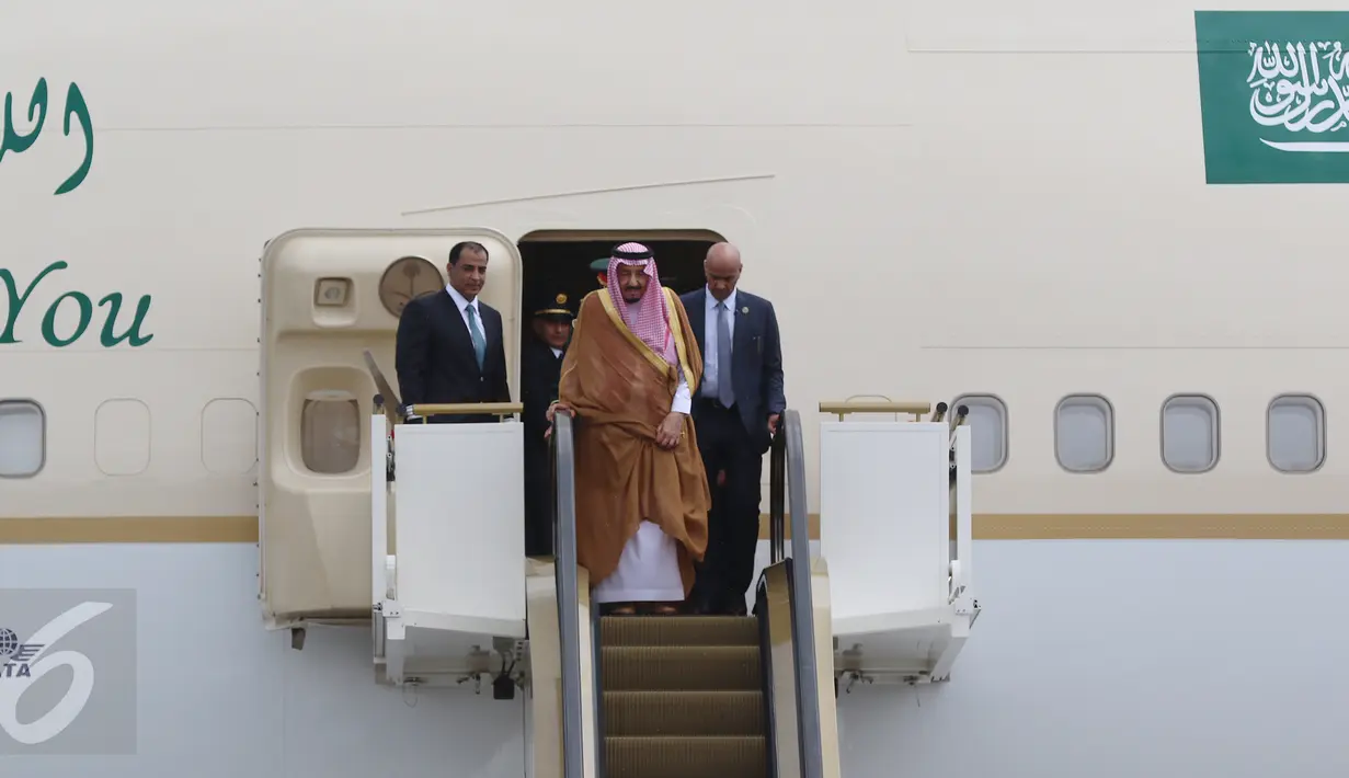 Raja Arab Saudi Salman bin Abdulaziz al-Saud turun dengan eskalator khusus, di Bandara Halim Perdanakusuma, Jakarta, Rabu (3/1). Raja Salman mendarat di Indonesia dengan menumpang Pesawat Saudia Arabian Airline. (Liputan6.com/Fery Pradolo)