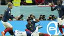 Tekanan yng dilancarkan Inggris akhirnya bebuah hadiah penalti usai Bukayo Saka dijatuhkan Aurelien Tchouameni di dalam kotak penalti. (AP/Francisco Seco)