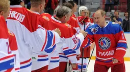Presiden Rusia Vladimir Putin berjabat tangan dengan pemain hoki es di gala Malam Ice Hockey League di Sochi, Rusia, 10 Mei 2016. (Reuters/ Mikhail Klimentyev/Sputnik/Kremlin)