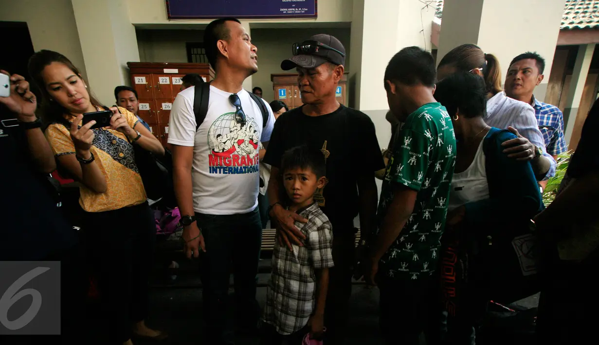 Ayah Mary Jane, Caesar Veloso (tengah) memegang putra Mary Jane, Mark Darren saat berkunjung ke LP Kelas IIA Wirogunan Yogyakarta, Selasa (12/1/2016). Kunjungan keluarga untuk memperingati HUT ke-31 Mary Jane pada 10 Januari lalu. (Foto:Boy Harjanto)