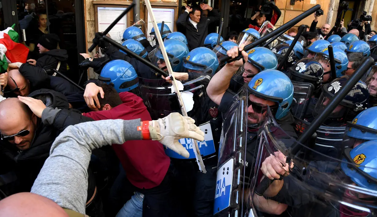 Sopir taksi terlibat bentrok dengan petugas saat berunjuk rasa di Roma, Italia, Selasa (21/2). Mereka memprotes undang-undang yang mendukung transportasi online Uber. (AP Photo / Alessandra Tarantino)