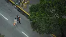 <p>Orang-orang berjalan di jalan saat lockdown akibat virus corona COVID-19 di Distrik Jing'an, Shanghai, China, 21 April 2022. (HECTOR RETAMAL/AFP)</p>