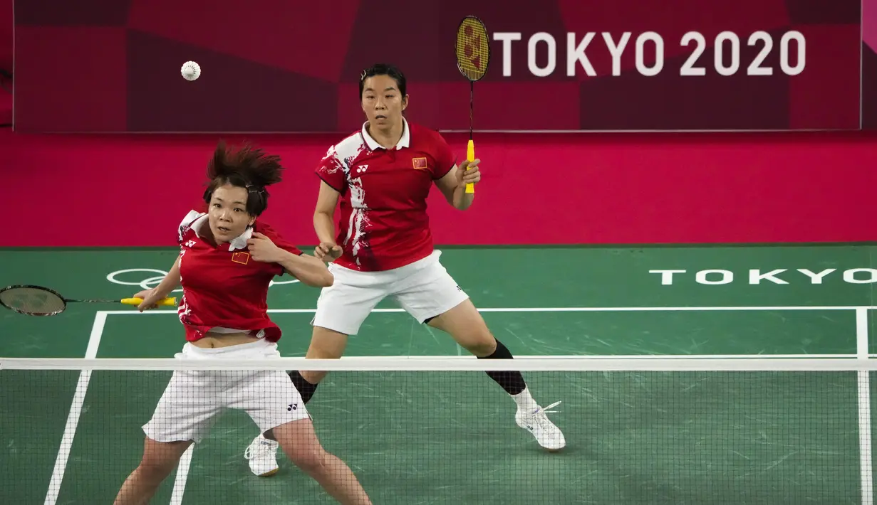 Ganda putri China Chen Qing Chen dan Jia Yi Fan bermain melawan Greysia Polii dan Apriyani Rahayu dari Indonesia pada final badminton ganda putri Olimpiade Tokyo 2020 di Musashino Forest Sport, Senin (2/8/2021). Greysia / Apriyani menang 21-19 dan 21-15. (AP Photo/Markus Schreiber)