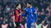 Pemain Chelsea, Reece James dan pemain Bournemouth, Justin Kluivert, berbincang setelah laga pada pekan ke-21 Premier League 2024/2025 yang digelar di Stamford Bridge, Rabu (15/1/2025) dini hari WIB. (AP Photo/Ian Walton)