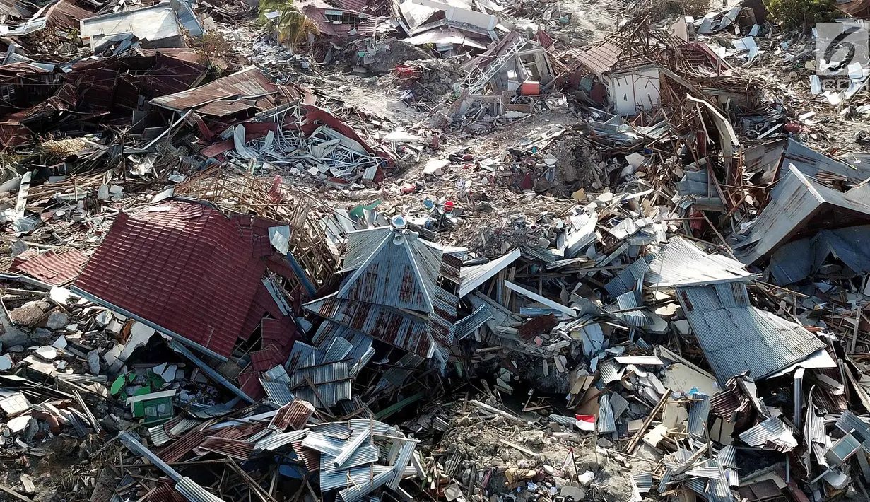 Pandangan udara Perumnas Balaroa yang rusak dan ambles akibat gempa bumi Palu, Sulawesi Tengah, Jumat (5/10). Meski tidak terdampak tsunami, Perumnas Balaroa terkubur tanah yang mengalami likuifaksi atau ambles. (Liputan6.com/Fery Pradolo)