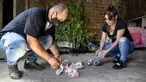 Polisi mengatur paket yang diduga berisi narkoba yang disita saat penggerebekan di kawasan kumuh Villa Puerta 8, Buenos Aires, Argentina, 2 Februari 2022. Lebih dari selusin orang tewas dan 50 lainnya di rawat di rumah sakit setelah mengonsumsi kokain palsu. (Eliana OBREGON/AFP)