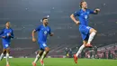 Gelandang Molde, Martin Ellingsen (kanan) berselebrasi usai mencetak gol ke gawang Arsenal pada pertandingan grup B Liga Europa di Emirates Stadium di London (5/11/2020). Arsenal menang telak atas Molde 4-1. (AFP/Glyn Kirk)