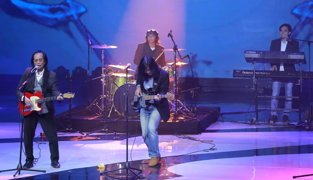 Lantaran usia, sang legend tersebut sempat mengalami miss dalam beberapa liriknya. Tapi ratusan penonton yang hadir memberikan semangat dengan ikut bernyanyi. (Adrian Putra/Bintang.com)