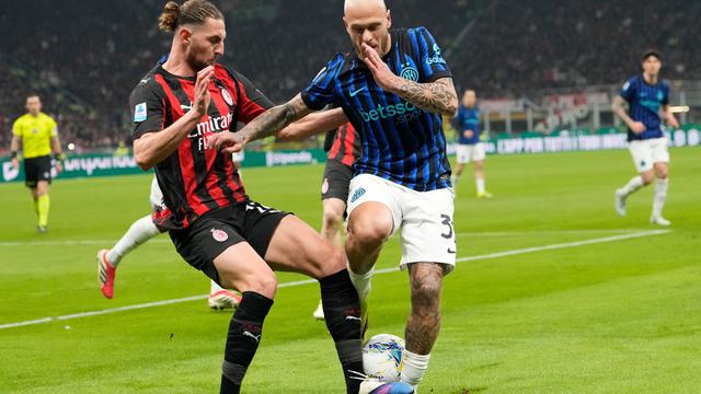 Pemain Inter Milan Federico Dimarco (tengah kanan) berebut bola dengan pemain AC Milan Adrien Rabiot