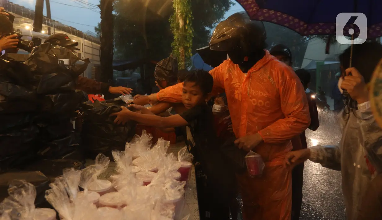 Sejumlah warga antre untuk mendapat takjil gratis di Jalan Cempaka Putih Tengah XXI, Jakarta, Selasa (5/4/2022). Kegiatan ini menjadi yang ketiga setelah sempat dilakukan pada Ramadhan tahun sebelumnya. (Liputan6.com/Herman Zakharia)