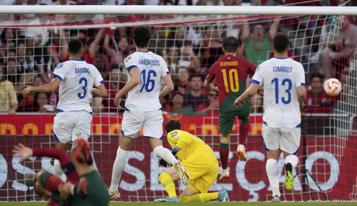 Gelandang Timnas Portugal, Bernardo Silva (kedua kanan) mencetak gol pertama ke gawang Bosnia Herzegovina pada laga Grup J Kualifikasi Euro 2024 di Luz Stadium, Lisbon, Portugal, Minggu (18/6/2023) dini hari WIB. (AP Photo/Armando Franca)