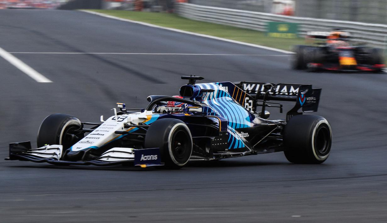 Kejutan juga diberikan oleh pebalap Williams, George Russell. Penantian panjangnya untuk meraih poin bersama tim Williams akhirnya terwujud di GP seri ini. Meski mobil FW413 tak terlalu bersahabat dengan dirinya, Ia berhasil finis di urutan ke-9 di atas Max Verstappen. (Foto: AFP/Peter Kohalmi)