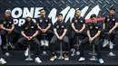 (Kiri ke kanan) Para fighter MMA dari One Pride, Lamhot Tambunan, Alan Darmawan, Alpris Mantako, Rama Supandi, Jon Saragih, Frans Lincol, dan Yoga Prabowo saat konferensi pers mengenai pemberangkatan atlet MMA ke China yang berlangsung di Menteng, Jakarta Pusat, Senin (21/10/2024). (Bola.com/Bagaskara Lazuardi)