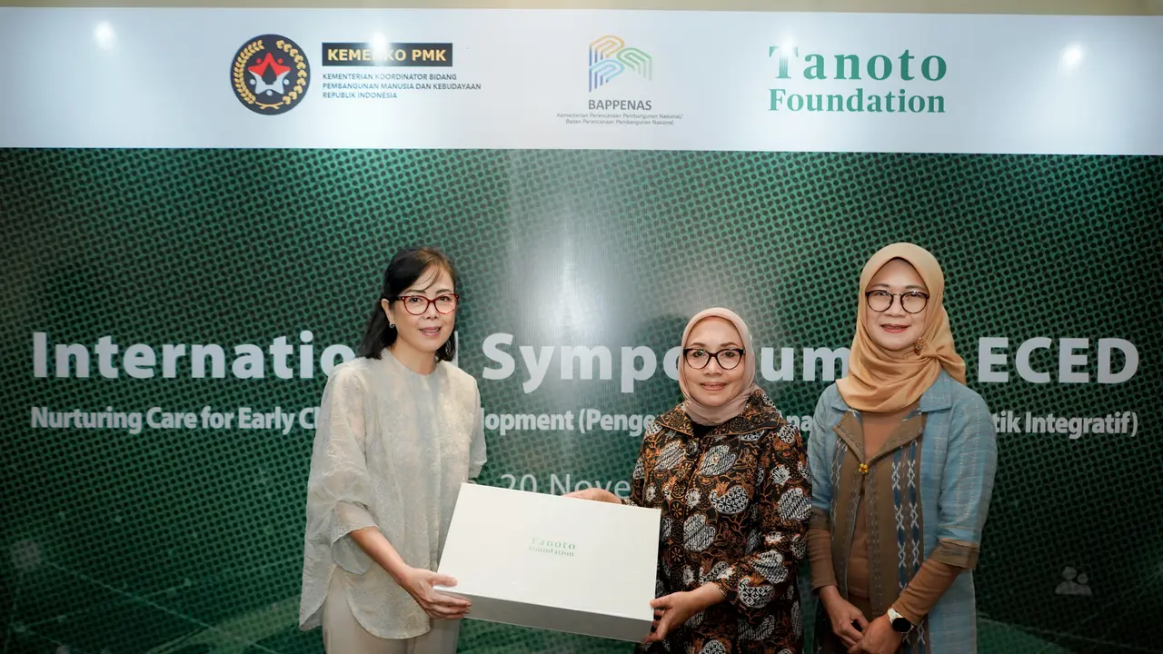 Menteri Pemberdayaan Perempuan dan Perlindungan Anak, Arifah Fauzi (tengah) dan Country Head Tanoto Foundation Indonesia, Inge Kusuma (kiri) (Istimewa)