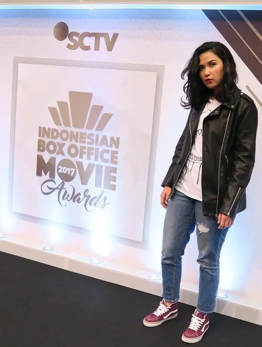 Lagi-lagi Dinda bergaya santai dan kasual. Untuk yang kali ini, datang ke Indonesian Box Office Movie Awards, Dinda memakai ripped jeans yang dipadukan kaus putih dan jaket kulit hitamnya. Kece banget kan? (Instagram/dindakanyaa)