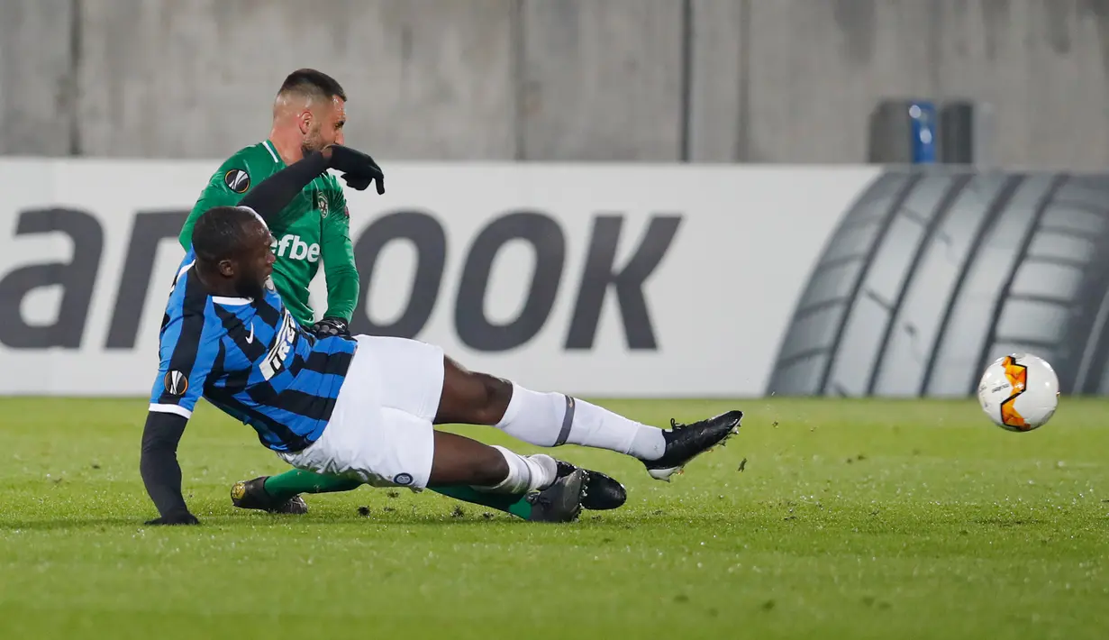 Striker Inter MIlan, Romelu Lukaku, berebut bola dengan pemain Ludogorets, Dragog Grigore dalam leg pertama 32 besar Liga Europa di Huvepharma Arena, Kamis (20/2/2020). Inter Milan sukses membawa pulang kemenangan usai mengalahkan tuan rumah Ludogorets 2-0. (AP/Vadim Ghirda)
