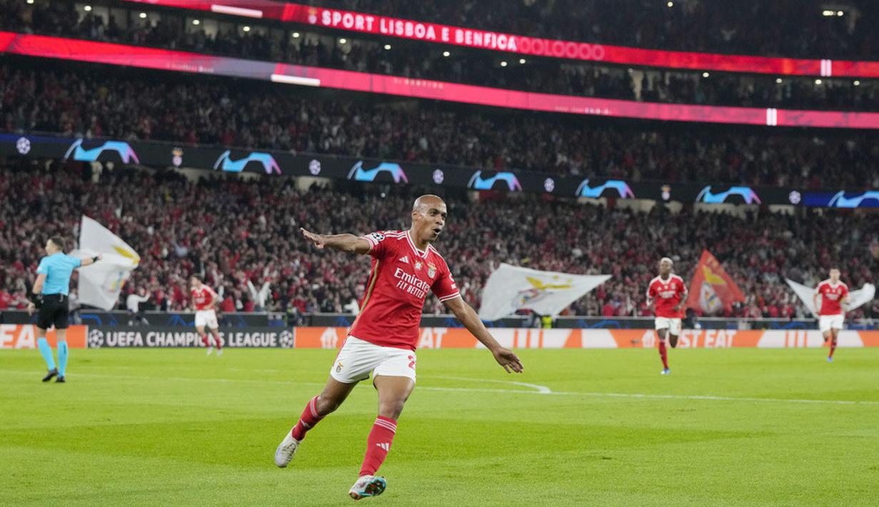 Pemain Benfica, Joao Mario, melakukan selebrasi setelah mencetak gol ke kedua gawang Inter Milan pada laga grup D Liga Champions di Stadion the Luz, Rabu (29/11/2023). (AP Photo/Armando Franca)