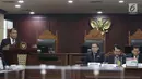 Hakim MK Arief Hidayat (kiri) berpidato saat pemilihan ketua Mahkamah Konstitusi di Jakarta, Senin (2/3). Pemilihan ketua Mahkamah Konstitusi (MK) periode 2018-2020 diputuskan secara voting atau melalui pemungutan suara. (Liputan6.com/Angga Yuniar)