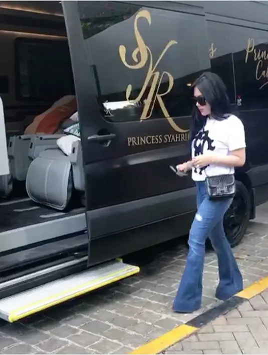Gaya hidup mewah kerap diperlihatkan oleh penyaanyi Syahrini dalam keseharian. Kemewahan tampilan Syahrini juga terlihat ketika memenuhi panggilan penyidik Mabes Polri terkait kasus First Travel untuk pertama kalinya. (Instagram/princessyahrini)