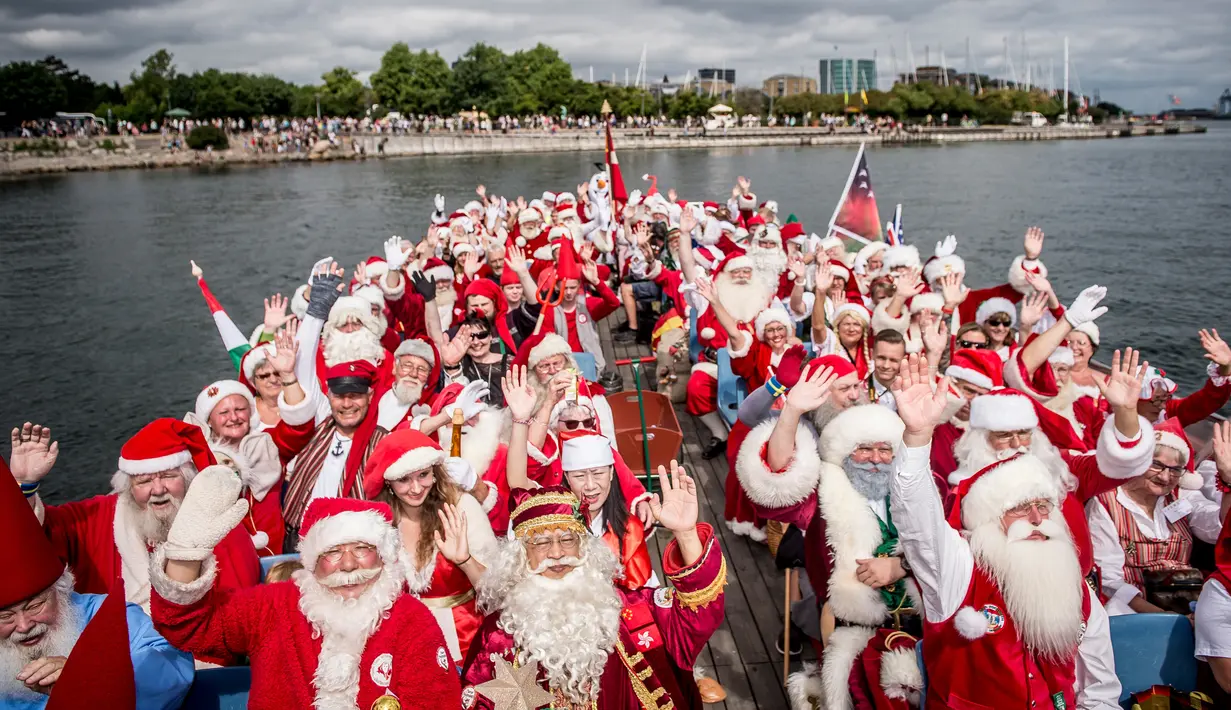 Sejumlah santa claus berlayar selama Kongres Dunia Sinterklas di Kopenhagen, Senin (23/7). Tahun ini 130 sinterklas dari berbagai penjuru dunia berkumpul di ibu kota Denmark untuk acara tiga hari tersebut. (Mads Claus Rasmussen/Scanpix via AP)