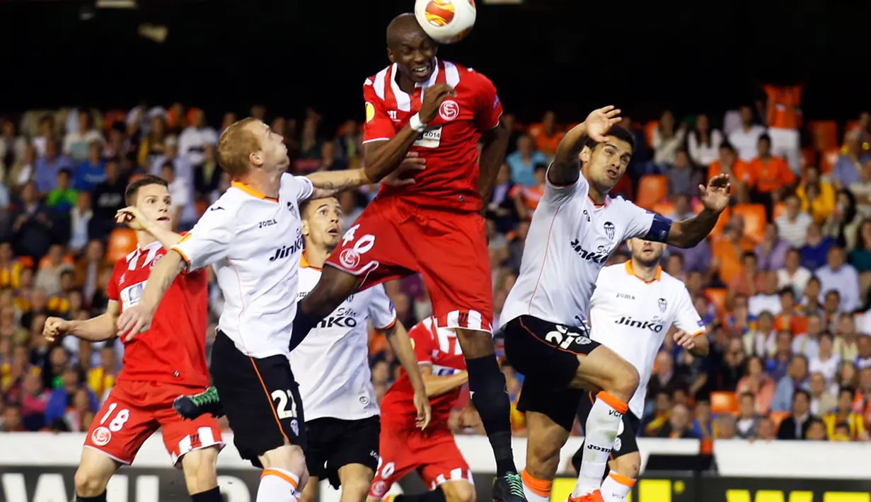 Sundulan kepala Stephane Mbia (Sevilla - tengah) berhasil merobek gawang Valencia saat laga semifinal kedua Liga Europa di Stadion Mestalla, Valencia (2/5/2014). (REUTERS/Heino Kalis)