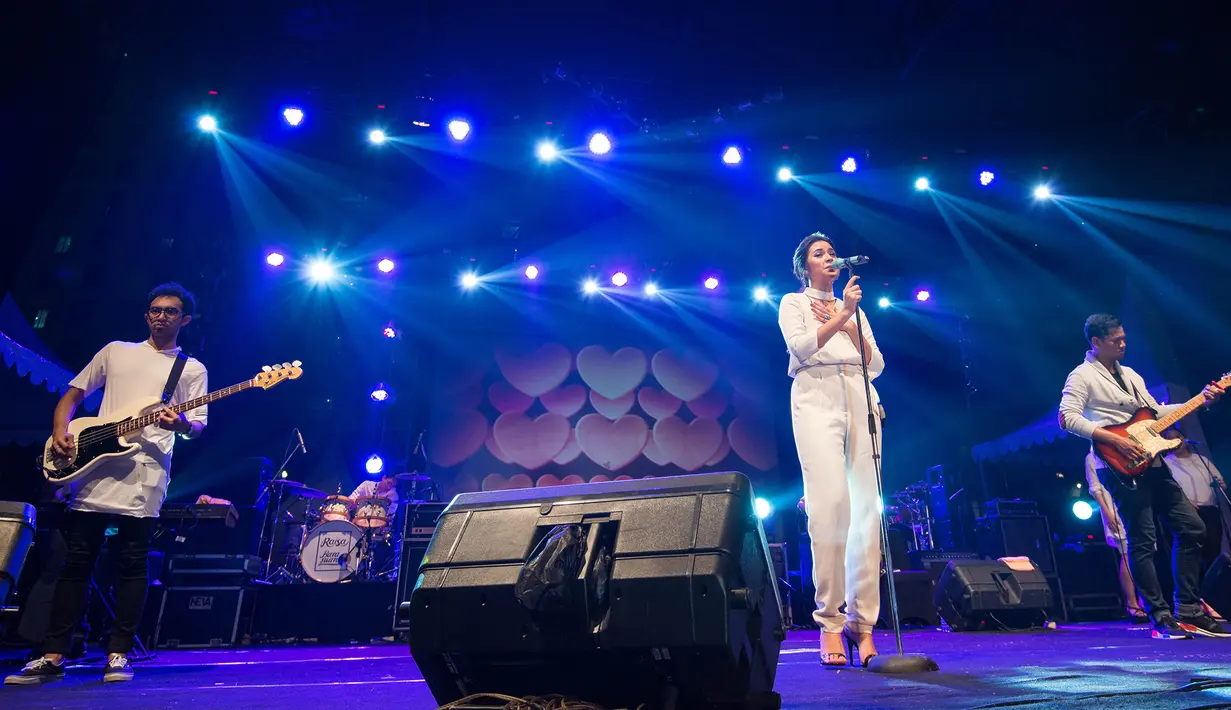 Penyanyi yang juga pemeran dalam film Terjebak Nostalgia berperan sebagai Raisa saat menghibur di acara Jakarta Urban Gigs di parkir kota Kasablanka, Jakarta  Sabtu (20/2) malam. (Dezmond Manullang/Bintang.com)