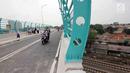 Pengendara motor melintas di Flyover Bintaro, Jakarta, Selasa (6/3). Mulai hari ini Pemprov DKI Jakarta melakukan uji coba pengoperasian Flyover Bintaro yang dibangun sejak 2017. (Liputan6.com/Johan Tallo)